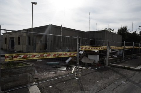 Japigia, passano i mesi ma le macerie delle case container sono ancora lì